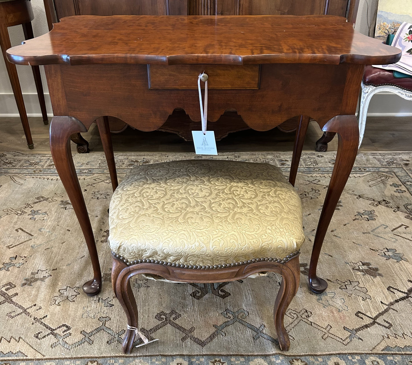Queen Anne Scallop-Top Side Table